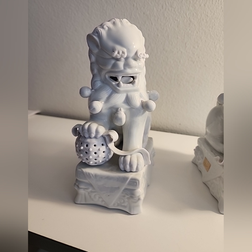 Medium Size Pair of Spectacular All White Vintage/Antique Foo Dogs. - Picture 3 of 15